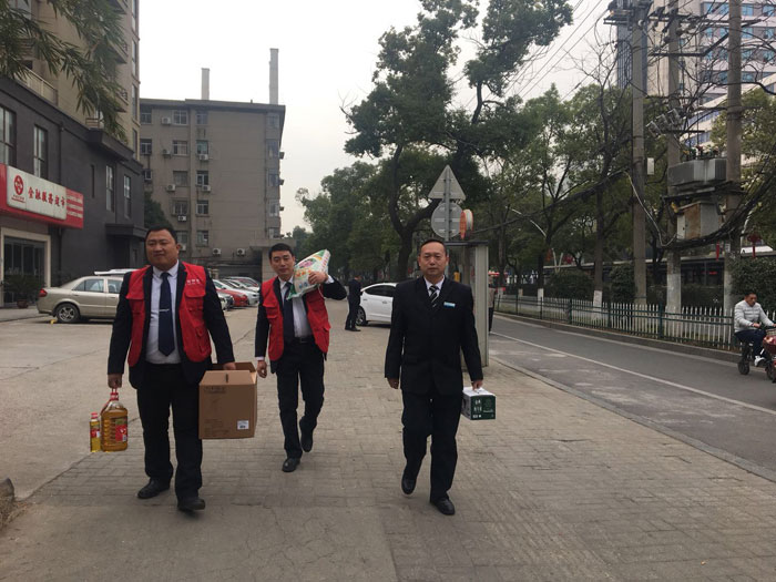 記五合物業(yè)中國電信服務(wù)中心胡經(jīng)理一行走訪(fǎng)困難員工